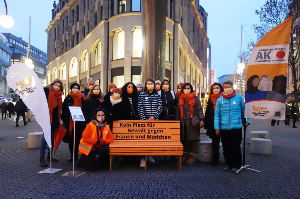 Gruppenfoto der Mitglieder des Arbeitskreises "Gegen Gewalt an Frauen" vor dem Bierbrunnen in der Schildergasse.